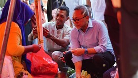 Kunjungi Pasar Raya Bima, Mendag Bersyukur Harga Bawang Lebih Murah