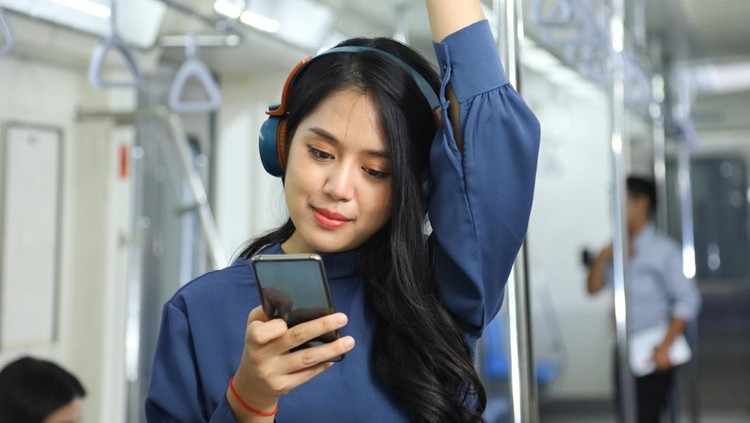 Perempuan menggunakan kereta