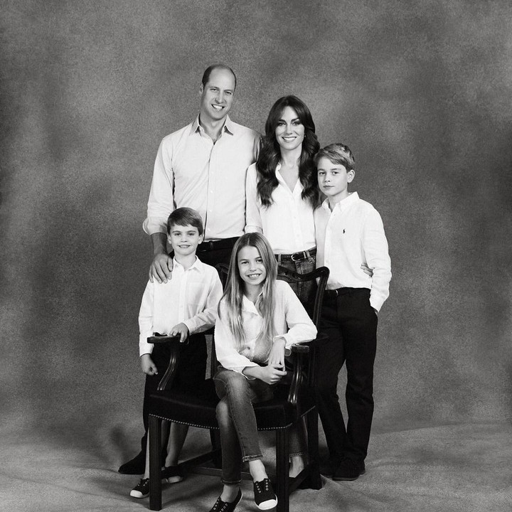 <p>Nah, berikut ini adalah potret kartu Natal terbaru dari keluarga Pangeran William dan Kate Middleton. Kali ini mereka memilih tema foto hitam-putih. "Potret kartu Natal keluarga kami untuk tahun 2023," tulis mereka. Hasil jepretan fotografer Josh Shinner ini mencuri perhatian netizen lewat penampilan Pangeran George yang semakin dewasa dan tinggi. "Dia sangat tinggi untuk anak usia 10 tahun," ucap seorang netizen di Twitter. "Dia akan mencuri hati banyak orang ketika dewasa nanti," sambung netizen lain. (Foto: Instagram Prince and Princess of Wales)</p>
