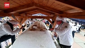 VIDEO: Kue Seberat 1,8 Ton Dijual di Perayaan Natal Stollenfest Jerman