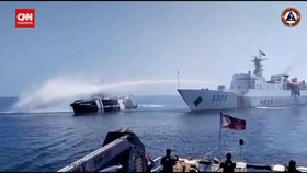 VIDEO: Filipina Kutuk Aksi China Tembak Kapal Mereka dengan Meriam Air