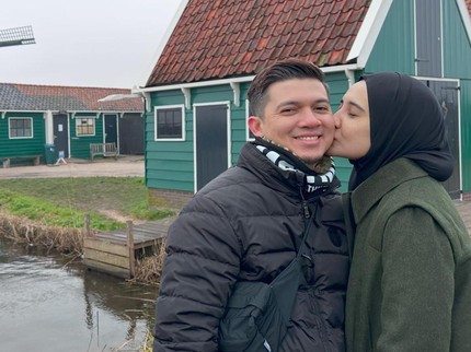 5 Potret Zaskia Sungkar dan Irwansyah Liburan di Belanda, Mampir ke Restoran Ibunda hingga Berkuda