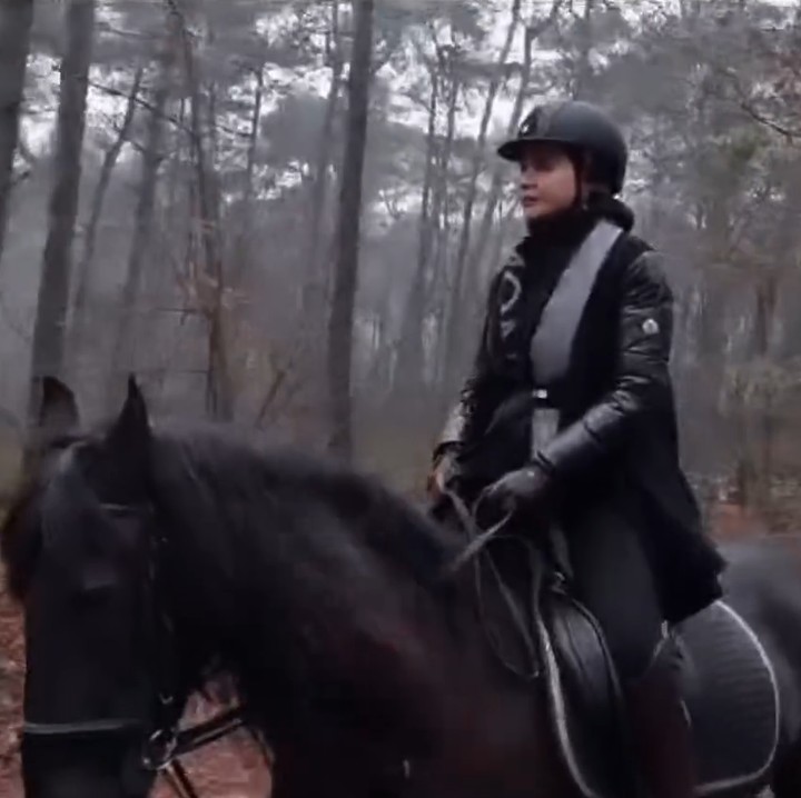 <p>Dalam video yang dibagikan, Zaskia tampil anggun saat menunggangi kuda berwarna hitam di tengah hutan. <em>"The fairy tale Friesian</em>. <em>masyaAllah,"</em> tulisnya. (Foto: Instagram @zaskiasungkar15 @irwansyah_15)</p>