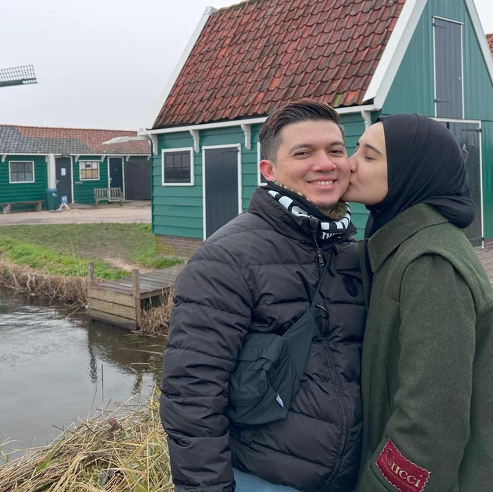 <p>Pasangan yang sudah 12 tahun menikah ini tampil romantis ketika menikmati suasana musim dingin di Belanda, Bunda. "Keseruan hari ini masyaAllah tabarakallah," tulis Irwansyah. (Foto: Instagram @zaskiasungkar15 @irwansyah_15)</p>
