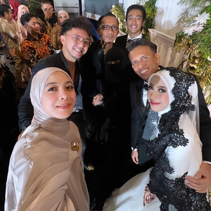 <p>Acara tersebut dihadiri oleh sejumlah artis Tanah Air yang menjadi kerabat dekat kedua mempelai. Ananda Omesh dan istrinya, Dian Ayu Lestari turut menghadiri pesta mereka dan mengucapkan selamat. (Foto: Instagram @omeshomesh)</p>