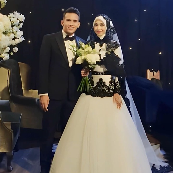 <p>Dalam acara resepsi mereka, Adiba dan Egy tampil memukau dengan busana hitam-putih. Putri almarhum Jefri Al Buchori mengenakan gaun muslimah rancangan Ivan Gunawan. "<em>Crafting a timeless masterpiece wedding dress in black and white for @adiba.knza capturing the essence of her beautiful personalities. May this dress symbolize the harmony of her journey, and may her marriage be a tapestry of happily ever after.</em> (Membuat gaun pengantin mahakarya abadi dalam warna hitam dan putih untuk @adiba.knza yang menangkap esensi dari kepribadian cantiknya. Semoga gaun ini melambangkan keharmonisan perjalanannya, dan semoga pernikahannya menjadi permadani kebahagiaan selamanya)," tulis Ivan Gunawan. (Foto: Instagram @ivan_gunawan)</p>