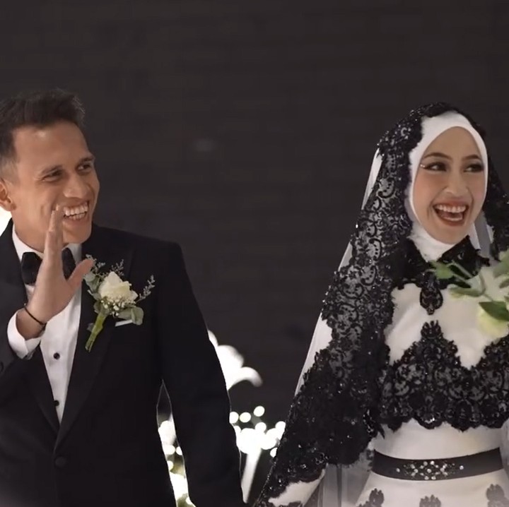 <p>Bak raja dan ratu, Adiba Khanza bersama Egy Maulana menyapa para tamu undangan saat memasuki ruang acara resepsi. (Foto: Instagram @antzcreator @manten.planner)</p>