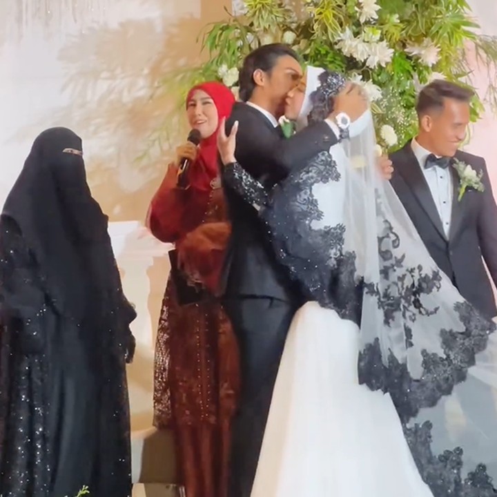 <p>Suasana berubah menjadi haru ketika adik Adiba, Abidzar Al-Ghifari naik ke pelaminan dan memberikan pelukan serta ciuman untuk melepas Adiba. Sebelumnya, Abidzar menjadi wali nikah dalam proses ijab kabul sang kakak. (Foto: Instagram @antzranger)</p>