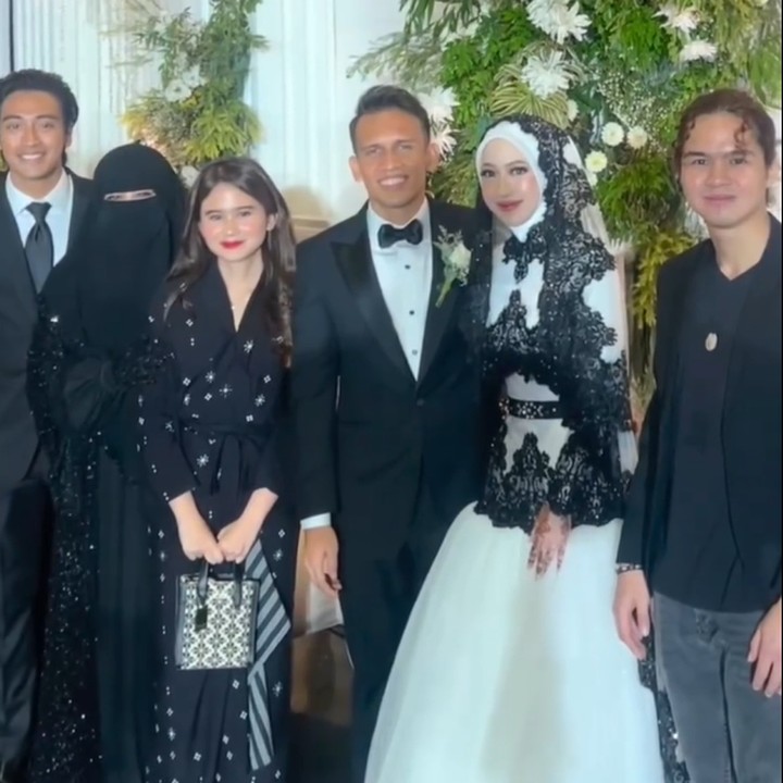 <p>Sementara itu, Tissa Biani mengunggah potret ketika ia dan Dul Jaelani berfoto bersama pengantin di pelaminan. <em>"Happy wedding @adiba.knza @egymaulanavikri,</em>" tulisnya di keterangan foto. (Foto: Instagram @tissabiani)</p>