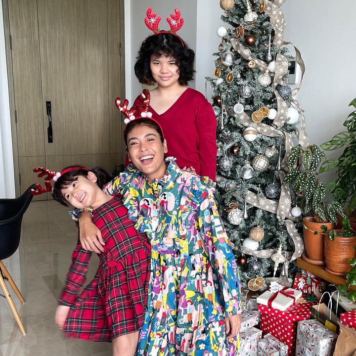 <p>Dari pernikahannya dengan Timo Tjahjanto, ia dikarunia dua orang anak perempuan yang bernama Maxine Sara dan Alex Tahjanto. (Foto: Instagram @sigiwimala)</p>