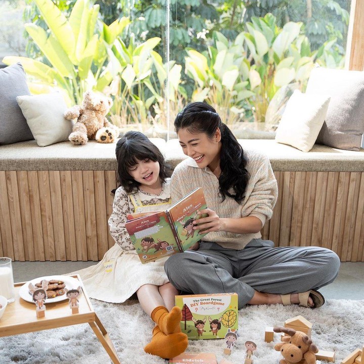 <p>"Dari putri-putriku yang luar biasa, aku memperoleh kebijaksanaan yang tak ternilai harganya. Mereka memunculkan emosi mendalam yang mewarnai setiap momen yang berlalu," tulis Sigi dalam unggahannya. (Foto: Instagram @sigiwimala)</p>