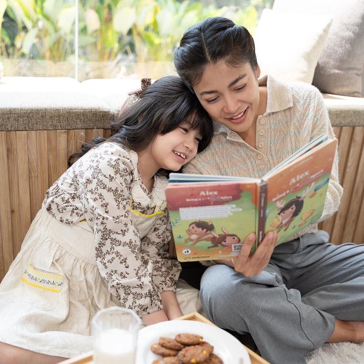 <p>Buku tersebut juga dipersembahkan untuk si bungsu, Alex. "Upayanya yang tak tergoyahkan untuk menjadi olahragawan yang baiklah yang menginspirasi saya untuk menulis buku ini untuk @kinderkloud <em>“Being A Good Sport”</em>. Jadi, ini untukmu, Alex, atas usahamu yang tiada henti dalam menjunjung tinggi sportivitas dalam segala aspek kehidupan. Terima kasih," ucapnya. (Foto: Instagram @sigiwimala)</p>