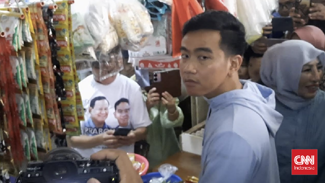 Ibu-ibu di Pasar Rumput Jakarta mencecar solusi dari cawapres Gibran putra Jokowi soal kebutuhan bahan pokok seperti beras yang naik.