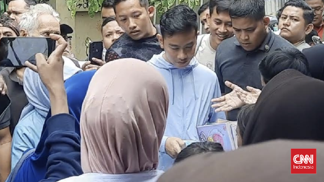 Gibran menduga meningkatnya angka pemilih bimbang karena masih menunggu momen debat Pilpres yang digelar sebanyak lima kali.