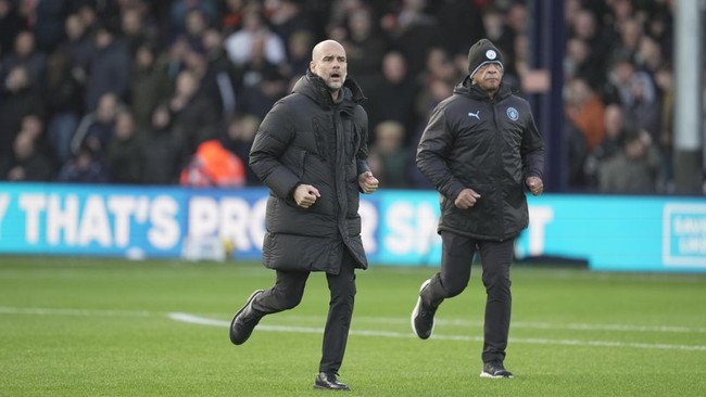 Dua aksi Pep Guardiola jadi sorotan dalam pertandingan Luton Town vs Manchester City di Liga Inggris, Minggu (10/12) malam.