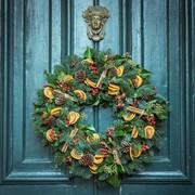 6 Fakta dan Sejarah Mistletoe, Hiasan Natal Populer hingga Tradisi Ciuman di Bawah Mistletoe