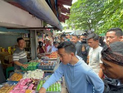 Gibran Blusukan ke Pasar di Jaksel, Pedagang Minta Harga Beras Diturunkan