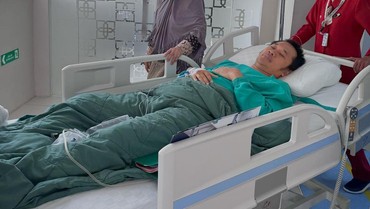 img-title Drama Kesialan Hanung Bramantyo Jelang Akhir 2023, BAB Berdarah hingga Kaki Patah