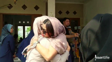 Ibunda Meninggal, Kakak Jeje Govinda Nangis di Peluk Nisya Ahmad