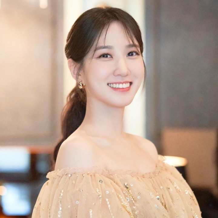 <p>Tak banyak yang tahu, aktris cantik Park Eun Bin memulai debutnya di dunia akting sebagai artis cilik. Park Eun Bin menjadi model cilik di tahun 1996 dan dua tahun kemudian, ia mulai berakting. Perempuan 31 tahun ini sudah mendapatkan puluhan penghargaan atas aktingnya. Salah satunya adalah penghargaan tertinggi di Baeksang Arts Awards pada tahun 2023 untuk drama <em>Extraordinary Attorney Woo.</em> (Foto: Instagram @eunbining0904)</p>