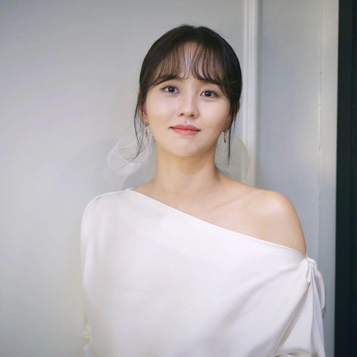 <p>Kim So Hyun pertama kali debut dalam drama Korea berjudul <em>Drama City</em> di tahun 2006. Sebagai aktris cilik, perannya paling dikenal ketika membintangi drama <em>Moon Embracing the Sun</em> di tahun 2012. Sampai saat ini, Kim So Hyun masih aktif berakting dan kerap terpilih menjadi pemeran utama dan sering menang penghargaan, Bunda. (Foto: Instagram @wow_kimsohyun)</p>