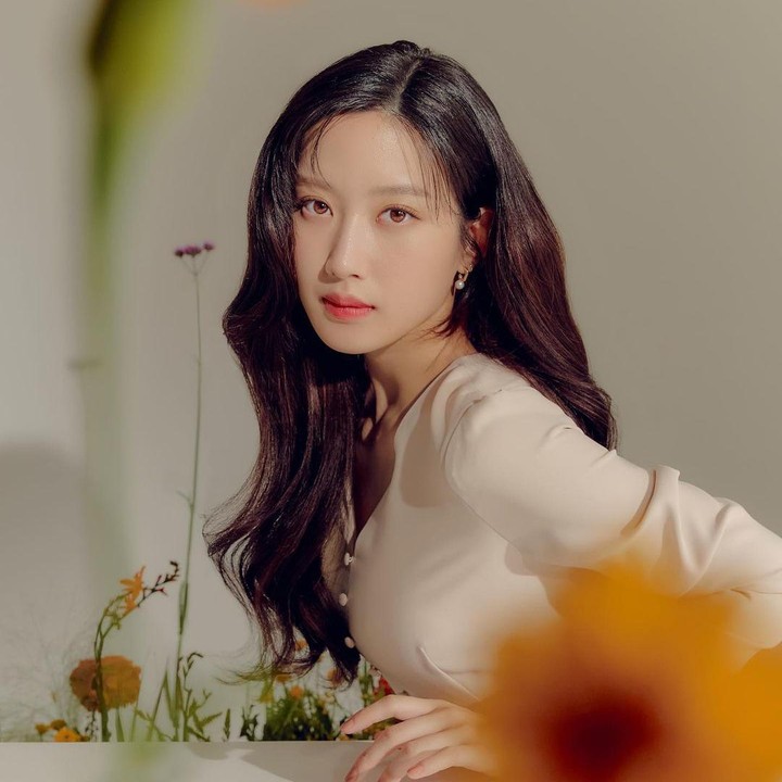 <p>Moon Ga Young kini menjadi salah satu aktris muda berbakat di Korea Selatan. Perempuan 27 tahun ini memulai debut di usia 10 tahun. Sejak debutnya, Moom Ga Young sudah membintangi puluhan judul drama. Salah satu drama Korea yang mengantarkannya terkenal adalah <em>True Beauty.</em> (Foto: Instagram @m_kayoung)</p>