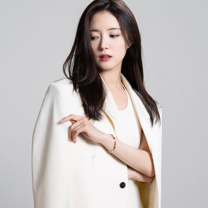 <p>Aktris Lee Se Young sudah memulai debut di dunia akting sejak usia 5 tahun. Sejak debutnya, Lee Se Young tak pernah berhenti membintangi drama dan film. Baru-baru ini, ia dipercaya menjadi pemeran utama di drama Korea berjudul <em>The Story of Park's Marriage Contract.</em> Drama ini berhasil mendapatkan rating tinggi, Bunda. (Foto: Instagram @seyoung_10)</p>