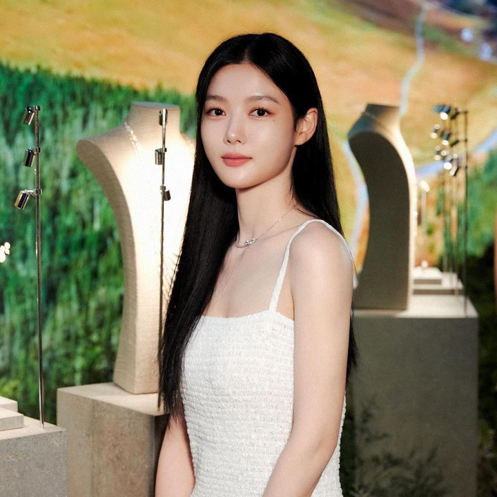 <p>Kim Yoo Jung kini menjadi salah satu aktris terkenal di Korea Selatan. Ia kerap menjadi pemeran utama di drama Korea, Bunda. Perempuan 24 tahun ini sudah memulai karier di dunia akting sejak usia 4 tahun, dan terkenal sebagai aktris cilik populer. (Foto: Instagram @you_r_love)</p>