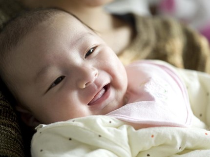 Momen Manis Bayi Tersenyum saat Menyusu Langsung, Ternyata Ini Artinya Bun
