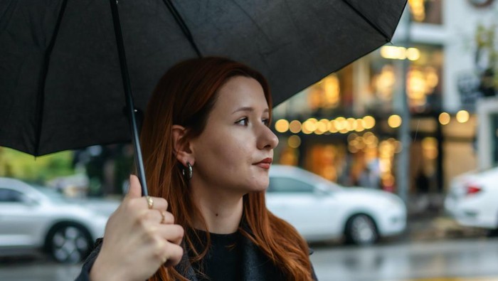 Skincare yang Wajib Dipakai di Musim Hujan, Sunscreen Termasuk!