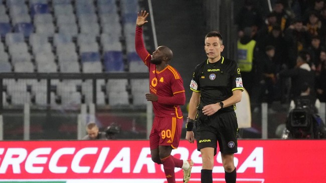 Roma vs Fiorentina berakhir imbang pada pertandingan Liga Italia, Senin (11/12) dini hari WIB, yang diwarnai 3 kartu merah termasuk sang pencetak gol Lukaku.