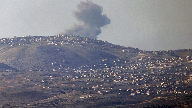 Israel mengklaim serangan artileri dan jet tempurnya berhasil menghantam sekitar 40 target di Lebanon selatan pada Rabu (24/4).