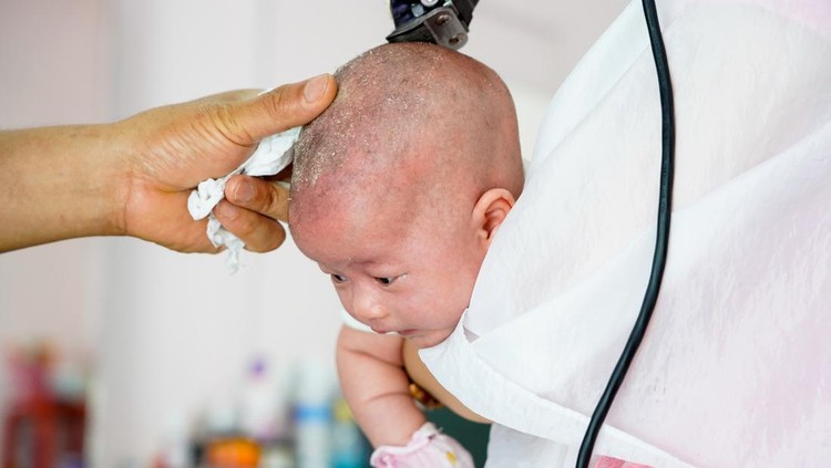 Mencukur Rambut Bayi