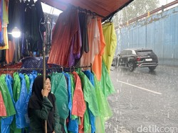 Musim Hujan Tiba, Omzet Pedagang Jas Hujan di Sidoarjo Makin Deras