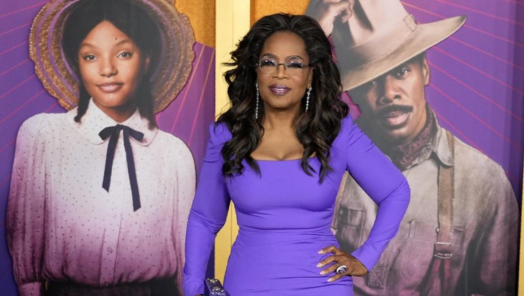 Oprah Winfrey di Premier Film The Color Purple Oprah Winfrey poses at the premiere of the film