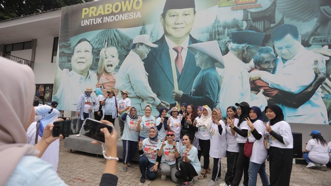 TKN Prabowo-Gibran menggelar kegiatan rutin Sabtu Biru Langit Ceria sebagai wadah dukungan politik sekaligus sarana gaya hidup sehat.