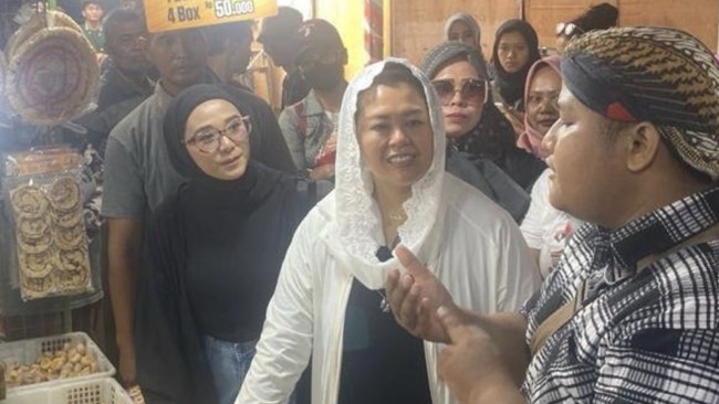 Yenny Wahid meminta kepada pemuda di Yogyakarta menemani Ganjar Prabowo dan Mahfud MD melawan korupsi di Indonesia, jangan biarkan mereka berjalan sendiri.