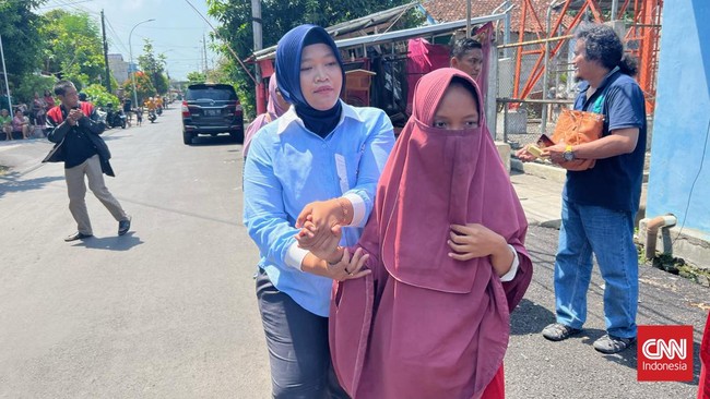 Polisi menangkap terduga pelaku perusakan belasan mobil KPU yang diparkir di Gedung Pemerintah Kota Semarang.
