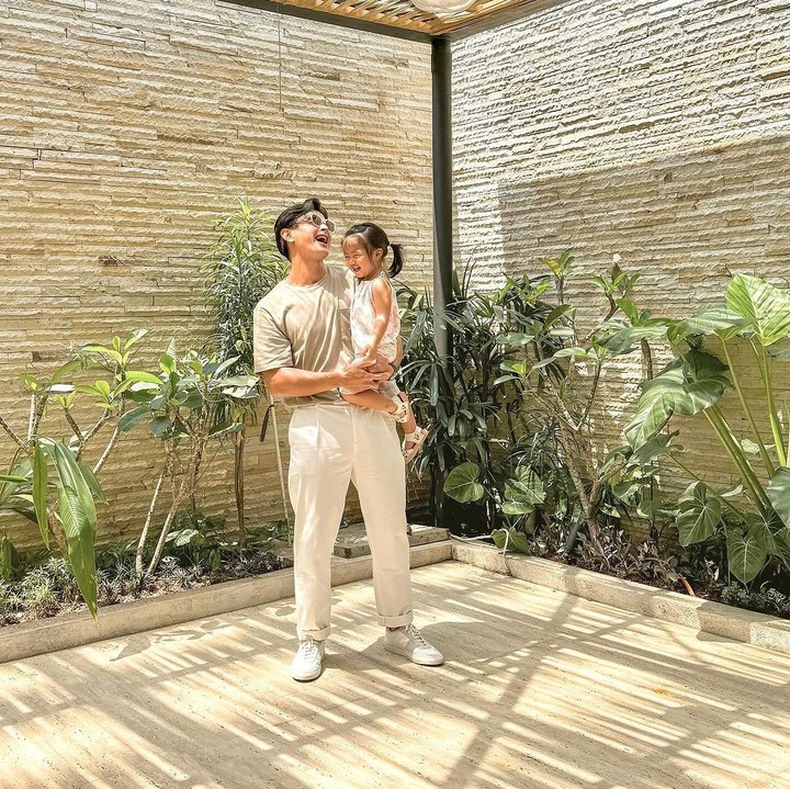 <p>Dion sendiri kerap mengunggah potret kebersamaannya bersama Gianna. Bocah yang akrab disapa GG ini pun sangat nyaman kala digendong oleh sang Ayah. (Foto: Instagram: @dionwiyoko)</p>