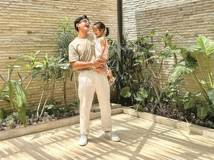 7 Potret Gemas Dion Wiyoko dan Sang Putri yang Berusia 2 Tahun, Sering Ikut Sang Ayah Bekerja