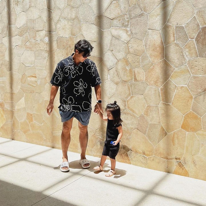 <p>Momen kebersamaan Dion Wiyoko dan sang anak turut membuat netizen salah fokus nih, Bunda. Banyak yang dibuat gemas dan menyebut keduanya sangat mirip. (Foto: Instagram: @dionwiyoko)</p>