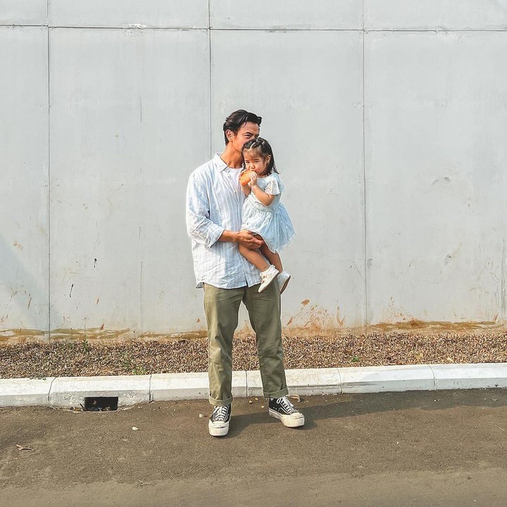 <p>GG juga sering ikut sang Ayah kala bekerja, lho. Belum lama ini, keduanya terlihat bersama di acara sebuah gala premier. (Foto: Instagram: @dionwiyoko)</p>