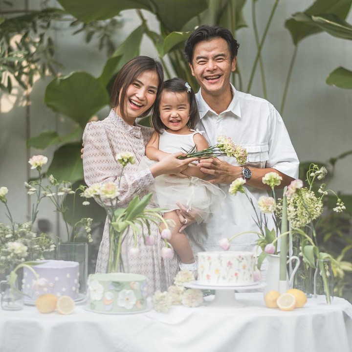 <p>Aktor Dion Wiyoko menikah dengan Fiona Anthony pada tahun 2017, Bunda. Pernikahan keduanya pun semakin sempurna dengan kehadiran seorang anak. (Foto: Instagram: @dionwiyoko)</p>