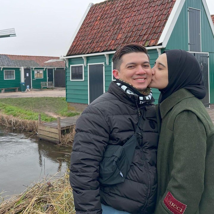 <p>Selama liburan akhir tahun, Zaskia dan Irwansyah turut mengunggah potret romantisnya pada laman Instagram. Keduanya juga sangat menikmati suasana musim dingin di Negeri Kincir Angin tersebut, lho. (Foto: Instagram: @irwansyah_15)</p>