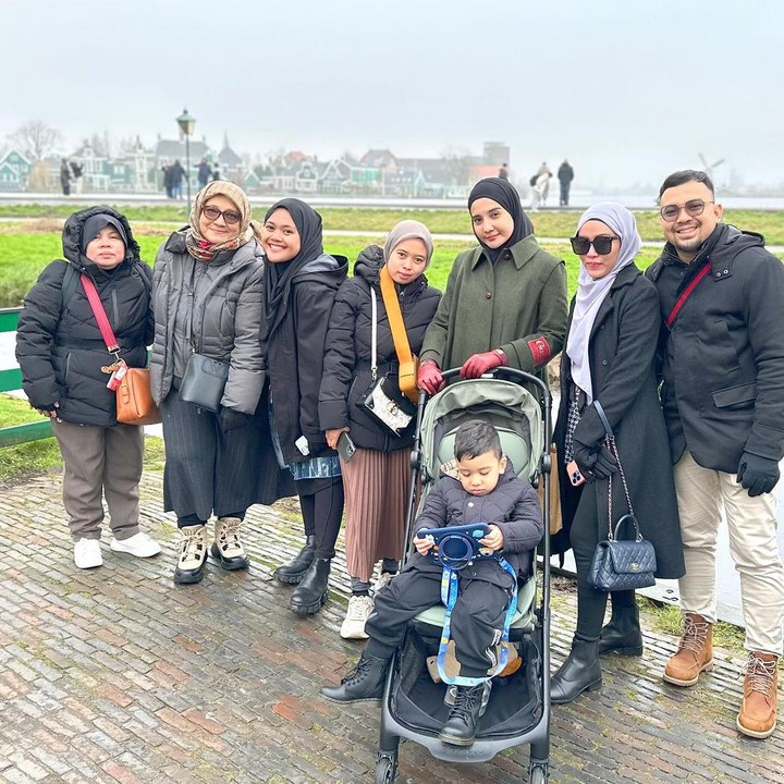 <p>"Keseruan hari ini, <em>MasyaAllah tabarakalla</em>," tulis Irwansyah seraya mengunggah momen kebersamaannya bersama keluarga. (Foto: Instagram: @zaskiasungkar15 @irwansyah_15)</p>