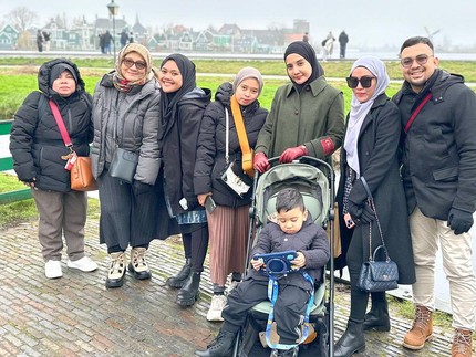 5 Potret Zaskia Sungkar Ajak Anak Liburan di Belanda, Tengok Restoran Sang Bunda