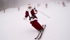 FOTO: Gembiranya Para Santa Liburan dan Bermain Ski