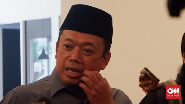 Sekretaris Tim Kampanye Nasional (TKN) Nusron Wahid membela Gibran Rakabuming Raka yang diminta mundur dari jabatan Wali Kota Solo oleh PDIP.