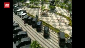 VIDEO: Belasan Mobil KPU Dirusak Orang Tak Dikenal