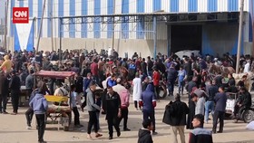 VIDEO: Ratusan Warga Gaza Berkumpul di UNRWA, Tunggu Tepung Terigu